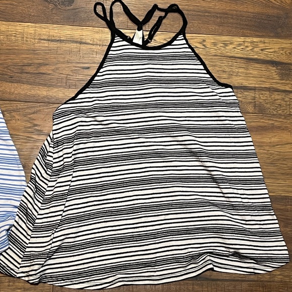 Bundle of 2 Forever 21 Tank Tops Size Small - Picture 3 of 10